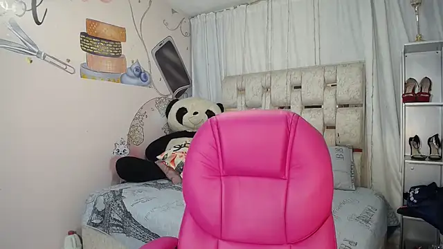 EMMA SWEETT1 online show from January 12, 2026, 12:43 pm