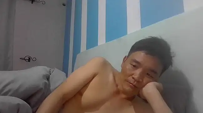 kisstoyousoon2024 online show from December 3, 2024, 6:38 pm