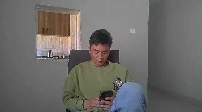 kisstoyousoon2024 online show from December 4, 2024, 7:28 am