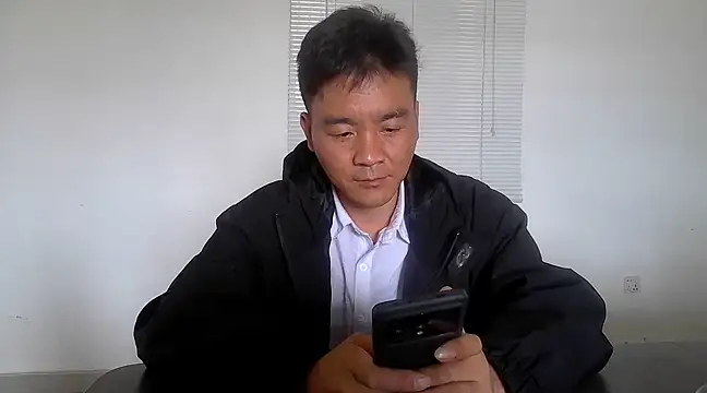 kisstoyousoon2024 online show from March 3, 2025, 11:33 am