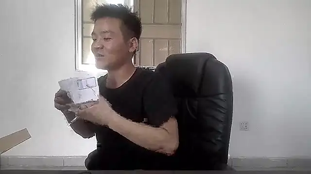 kisstoyousoon2024 online show from October 8, 2025, 2:25 pm