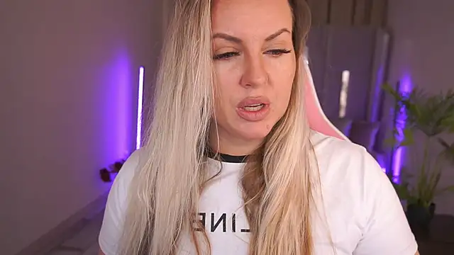 Snapshot of KiraCandyS chatting on January 23, 2025, 8:56 pm KiraCandyS online show from January 23, 2025, 8:56 pm