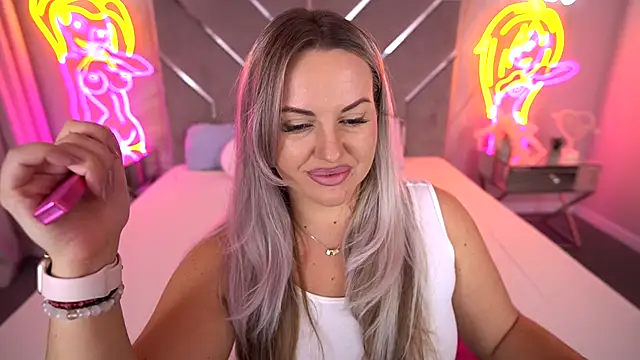 Snapshot of KiraCandyS chatting on October 15, 2025, 1:22 pm KiraCandyS online show from October 15, 2025, 1:22 pm