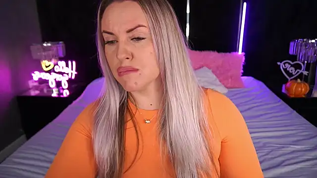 Snapshot of KiraCandyS chatting on November 8, 2025, 11:14 pm KiraCandyS online show from November 8, 2025, 11:14 pm