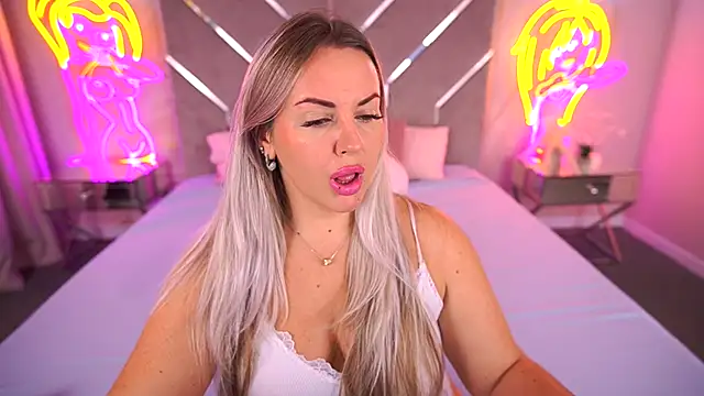 Snapshot of KiraCandyS chatting on November 10, 2025, 9:58 pm KiraCandyS online show from November 10, 2025, 9:58 pm