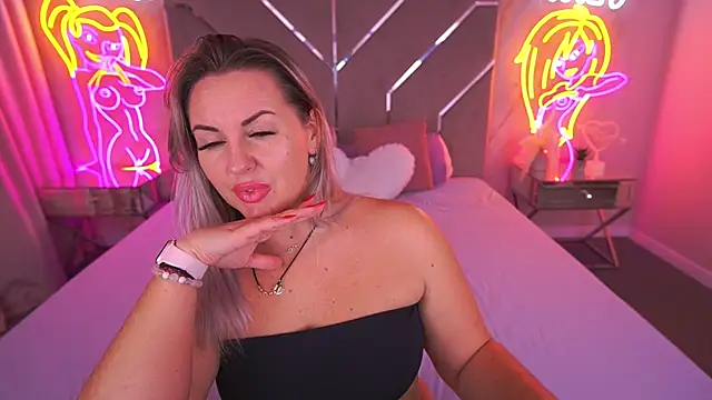 Snapshot of KiraCandyS chatting on November 24, 2025, 9:14 pm KiraCandyS online show from November 24, 2025, 9:14 pm