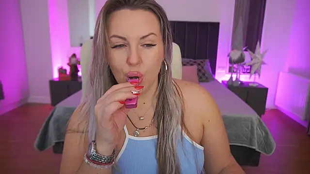 Snapshot of KiraCandyS chatting on January 5, 2026, 9:18 pm KiraCandyS online show from January 5, 2026, 9:18 pm