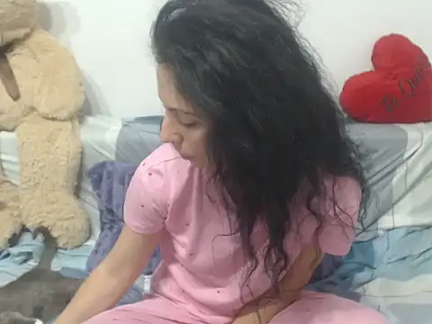 Emmatoo online show from April 16, 2026, 9:39 pm