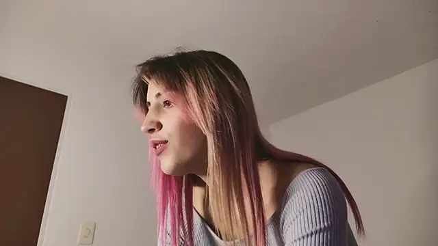 linnie  online show from March 7, 2025, 4:35 am