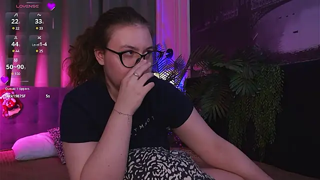 Snapshot of Mia__Peach chatting on December 8, 2024, 1:13 am Mia Peach online show from December 8, 2024, 1:13 am