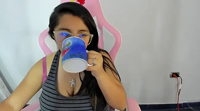  Angelinaandrade  online show from February 5, 2025, 8:04 pm