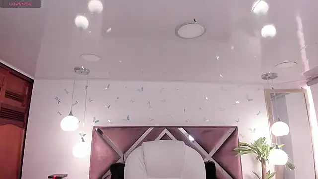  Antonnela  online show from November 19, 2025, 2:06 pm