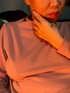 Laura8910 online show from December 5, 2024, 12:00 pm