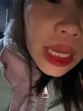 Laura8910 online show from February 26, 2025, 12:14 pm