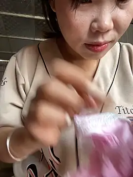 Laura8910 online show from March 4, 2025, 3:22 am