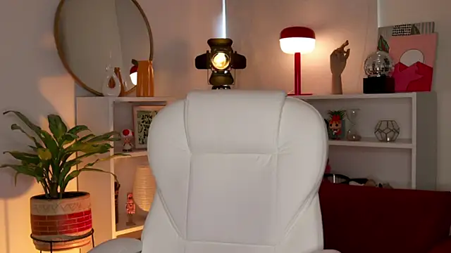 nahiapaws online show from October 3, 2025, 9:34 pm