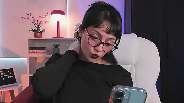 nahiapaws online show from April 10, 2026, 6:23 pm