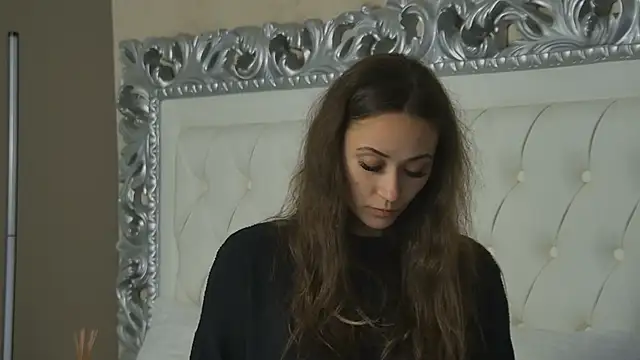 AliceMunro online show from November 18, 2025, 8:24 pm