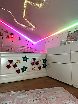 SelenaBee online show from December 4, 2025, 8:23 am