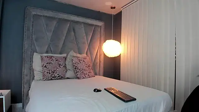 Hotsamantamature online show from January 28, 2025, 7:42 pm