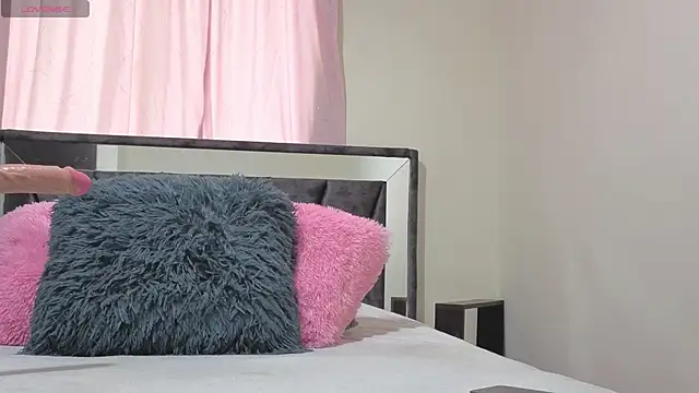 Hotsamantamature online show from November 7, 2025, 8:53 pm