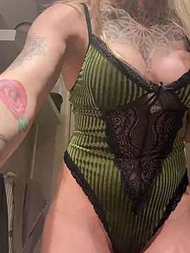 Snapshot of ElenaHaze chatting on January 3, 2025, 4:37 pm ElenaHaze online show from January 3, 2025, 4:37 pm