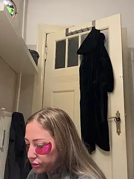 Snapshot of ElenaHaze chatting on January 29, 2025, 7:04 am ElenaHaze online show from January 29, 2025, 7:04 am