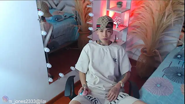 Jonesliam23 online show from November 2, 2025, 7:27 pm