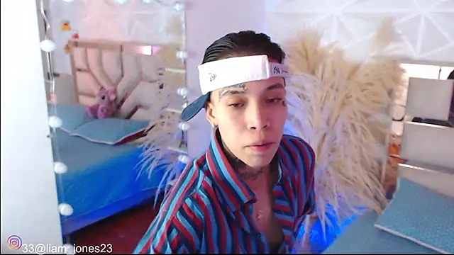 Jonesliam23 online show from November 22, 2025, 7:13 pm