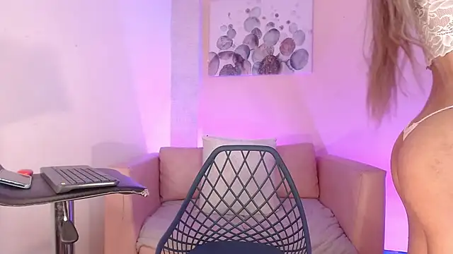 Snapshot of LittleButterfly19 chatting on January 18, 2025, 4:37 am LittleButterfly19 online show from January 18, 2025, 4:37 am