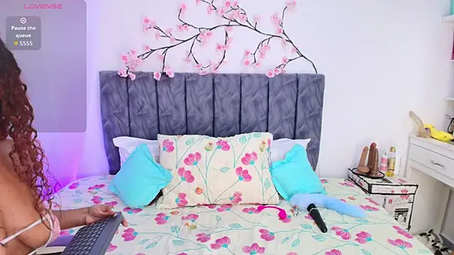 Sophiee Velvet online show from April 17, 2026, 3:37 pm