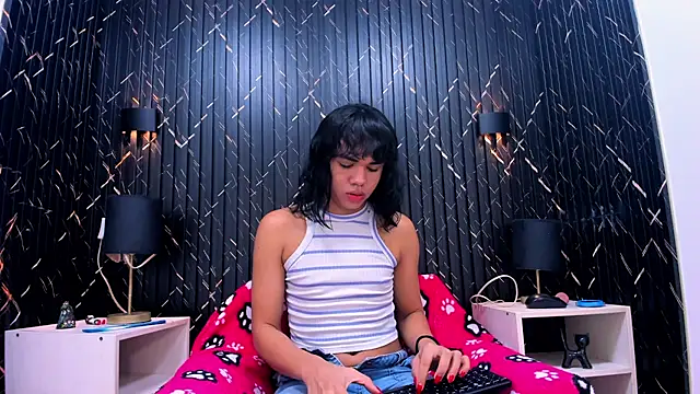 AndreaGil  online show from October 10, 2025, 1:21 pm