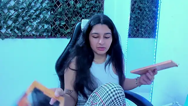 Megan Whitte online show from February 6, 2025, 2:33 am