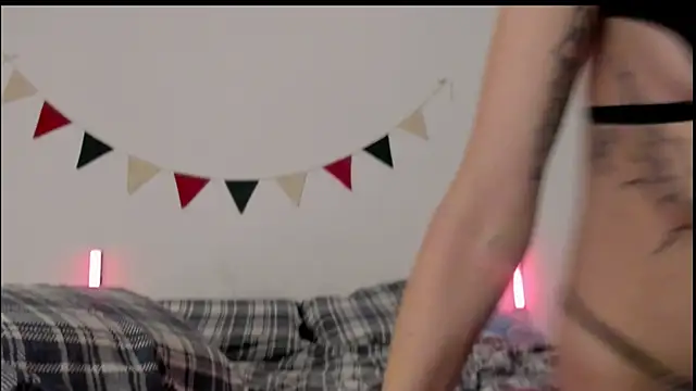 MiaDavis21 online show from September 12, 2025, 5:35 pm