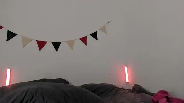 MiaDavis21 online show from October 16, 2025, 5:47 pm