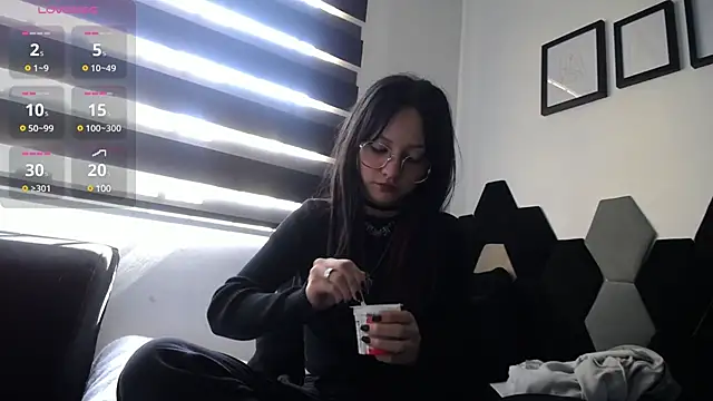 Maki Zein online show from January 14, 2025, 2:22 pm
