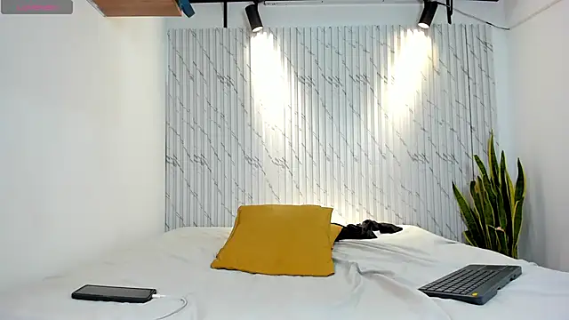 danielclarton1 online show from December 18, 2024, 4:06 pm