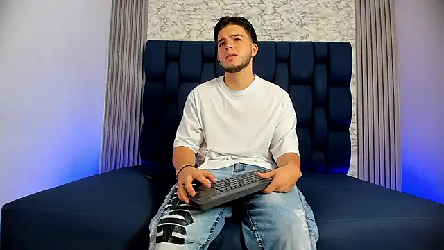 danielclarton1 online show from February 13, 2025, 12:11 pm