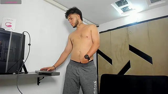 danielclarton1 online show from March 11, 2025, 11:44 am