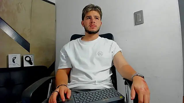 danielclarton1 online show from September 9, 2025, 2:22 am