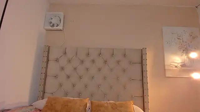 vanesasexyhot21 online show from September 23, 2025, 2:47 am