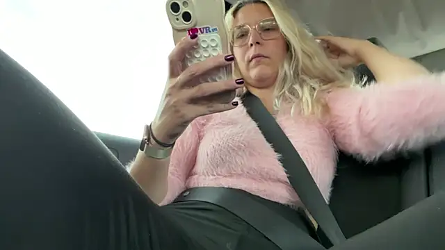 EmyLana online show from October 29, 2025, 9:11 am