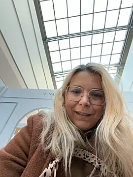 EmyLana online show from October 30, 2025, 8:49 am