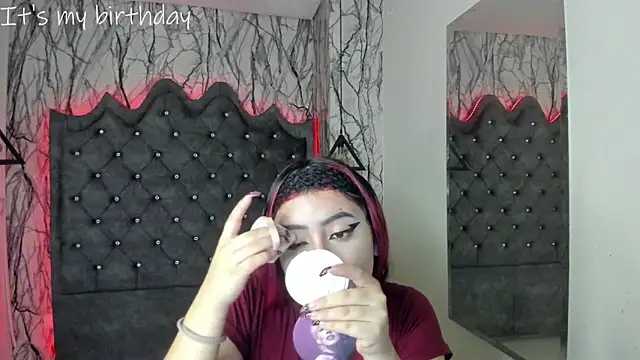 larissa01  online show from January 28, 2025, 2:53 am