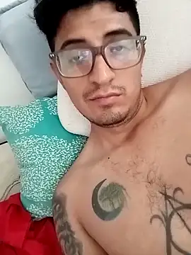 Snapshot of ale3J4a chatting on October 27, 2025, 2:43 pm ale3J4a online show from October 27, 2025, 2:43 pm