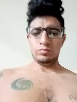 Snapshot of ale3J4a chatting on October 30, 2025, 7:03 pm ale3J4a online show from October 30, 2025, 7:03 pm