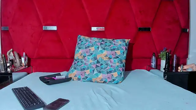 Snapshot of Aura_love69 chatting on February 3, 2026, 6:22 am Aura love69 online show from February 3, 2026, 6:22 am