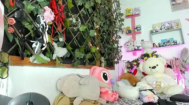 Snapshot of LunaDeCristall chatting on February 11, 2025, 4:44 am LunaDeCristall online show from February 11, 2025, 4:44 am