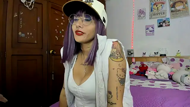 Snapshot of LunaDeCristall chatting on October 9, 2025, 7:06 am LunaDeCristall online show from October 9, 2025, 7:06 am