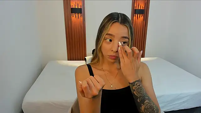 AliceRoss0 online show from December 4, 2025, 8:39 pm